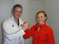 Chef de Mission Ulf Tippelt gratuliert der deutschen Fahnentrgerin Katharina Althaus  DOSB